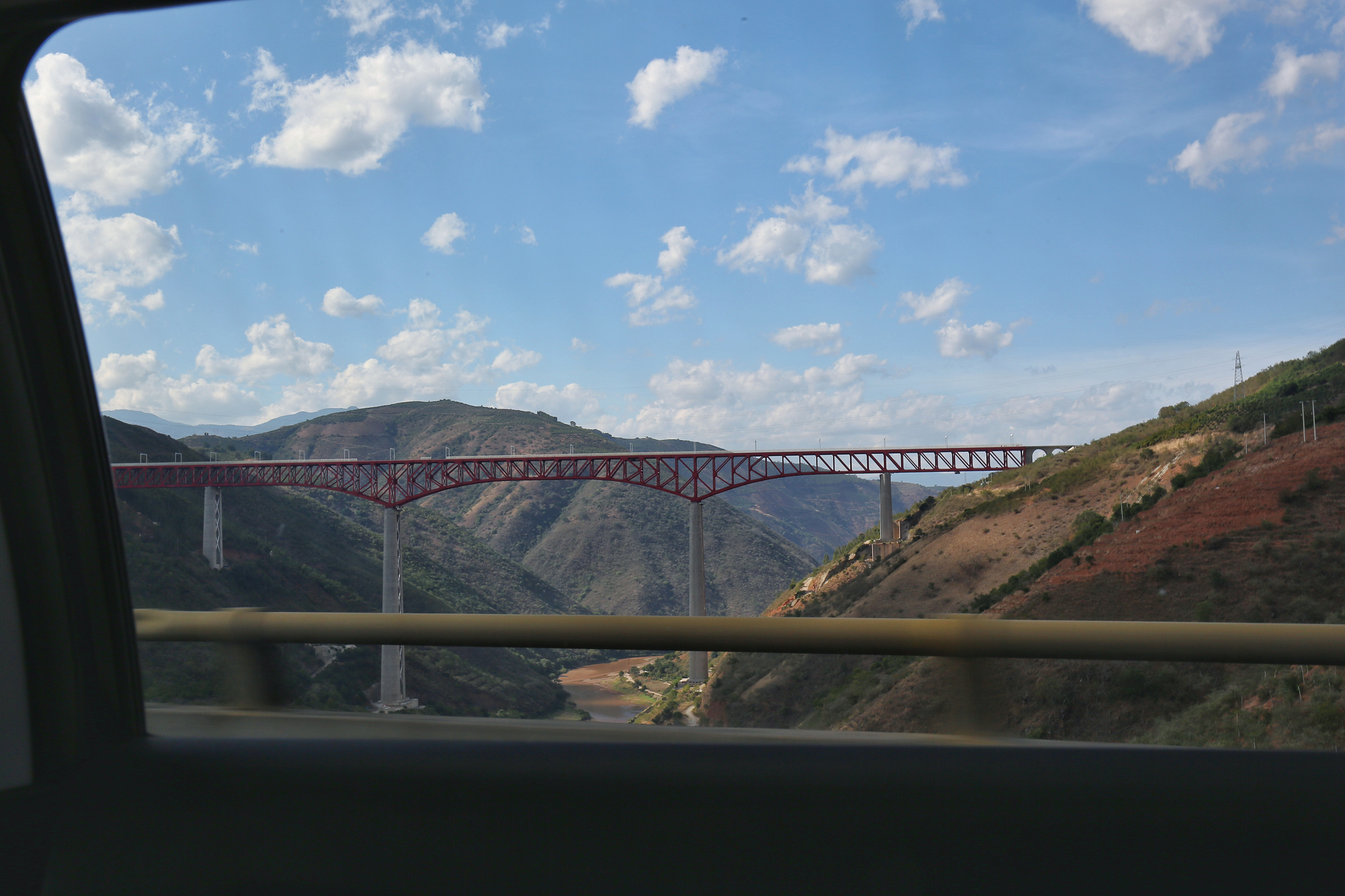 红河大桥，昆明通往泰国的G213高速公路上，有一段跨越云南元江（由元江至磨黑）的钢构桥