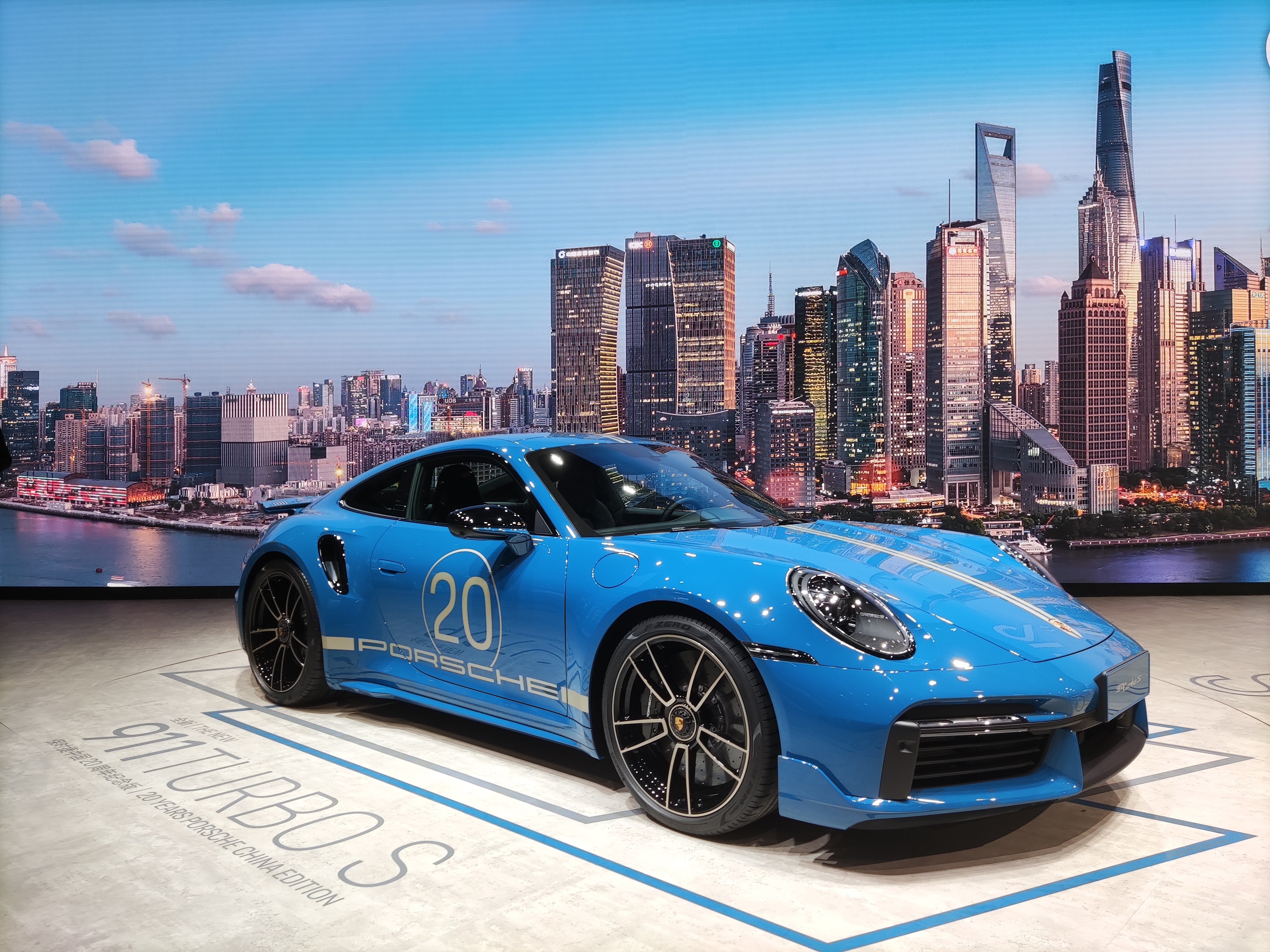 【上海车展:911 turbo s中国20周年纪念版发布】在本次上海车展中