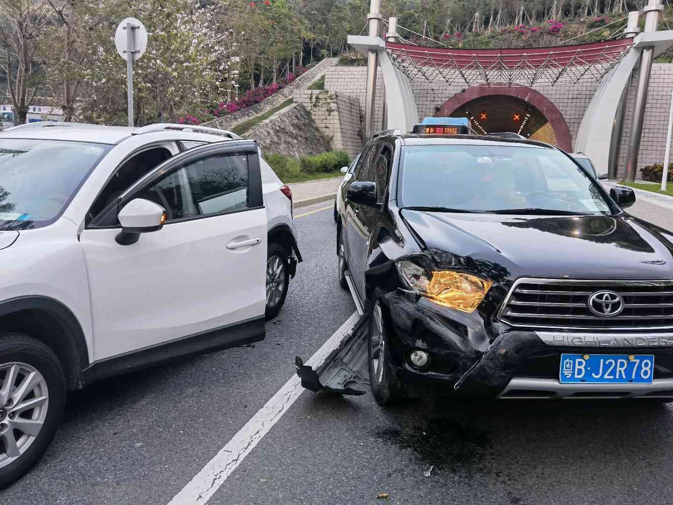 预计该车的车尾受损不巧钲追尾事故图片汉兰达事故车图片真实汉兰达