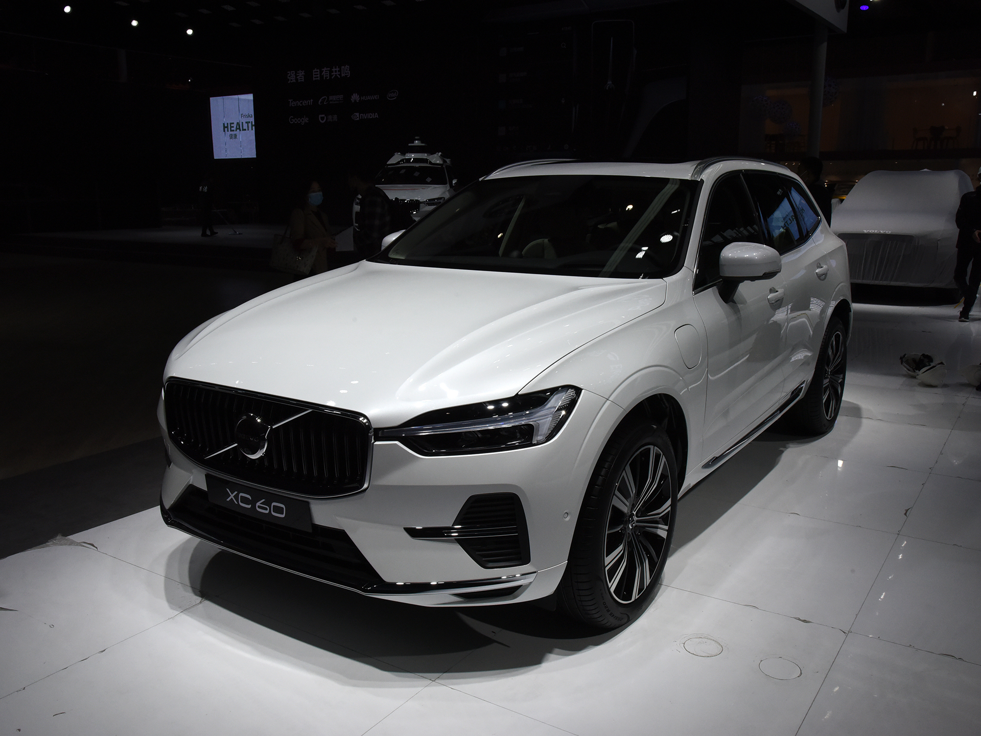 2021上海车展新款沃尔沃xc60亮相燃油版全系搭载20t发动机